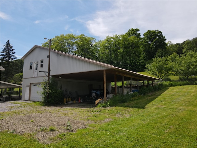 view of side of property featuring a lawn and a garage