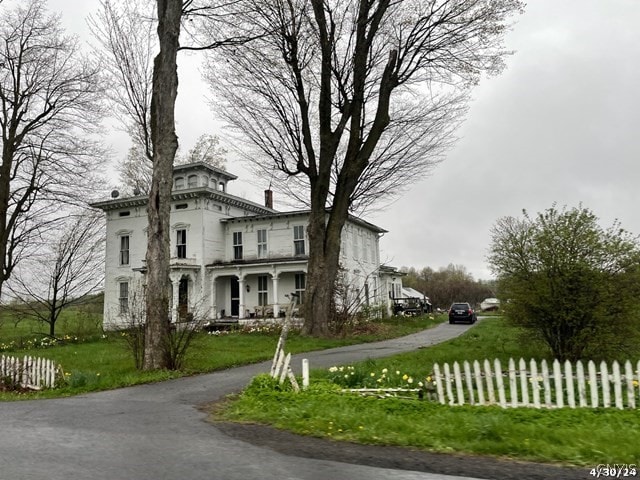 view of front of home featuring a front lawn