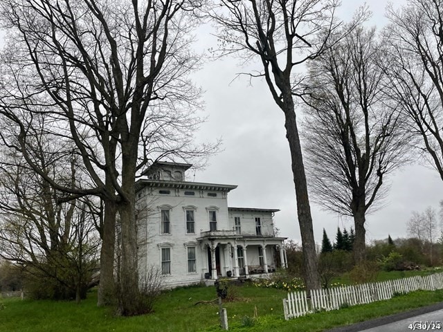 view of front of house with a front yard