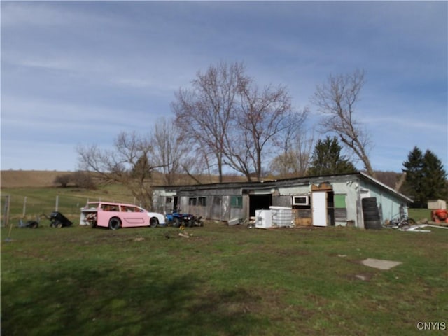 view of front facade with a front lawn