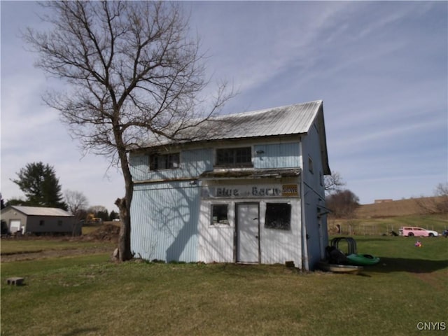view of outdoor structure featuring an outbuilding