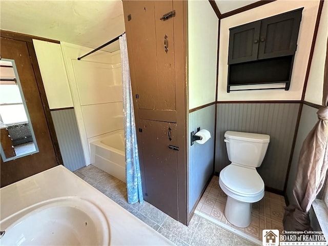 full bathroom featuring sink, shower / bath combo, and toilet