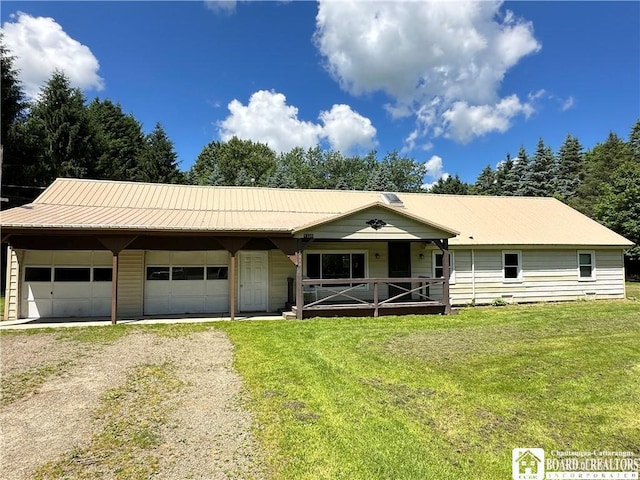 single story home with a front lawn