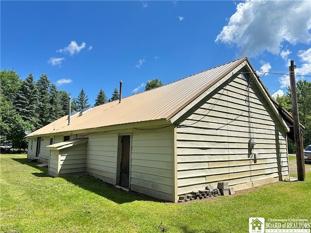 view of side of property featuring a lawn