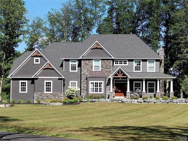 craftsman house featuring covered porch and a front lawn