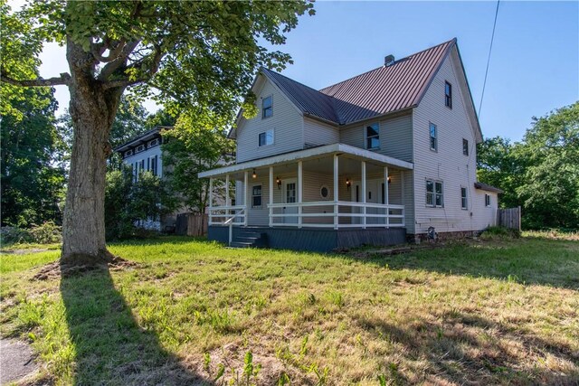 view of front facade featuring a front lawn and a porch