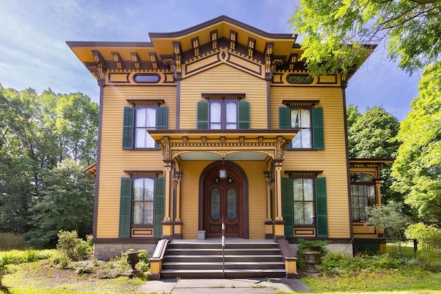 italianate home featuring a balcony