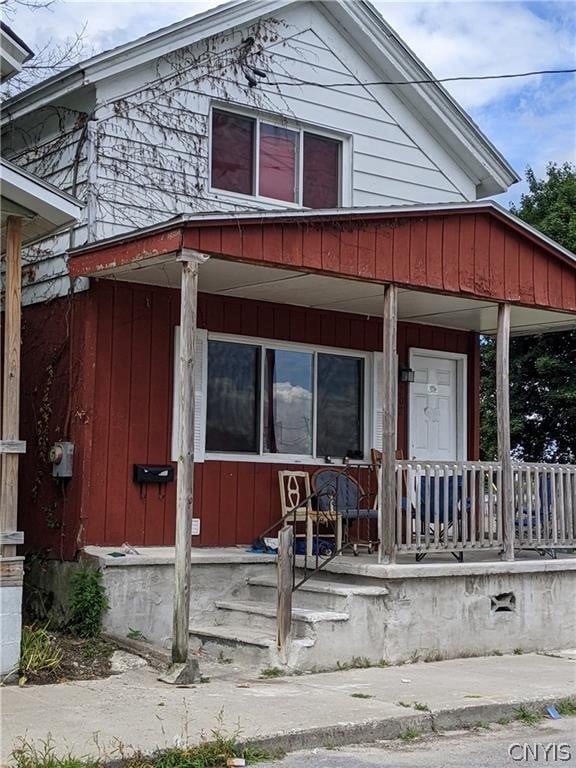 view of front facade with covered porch