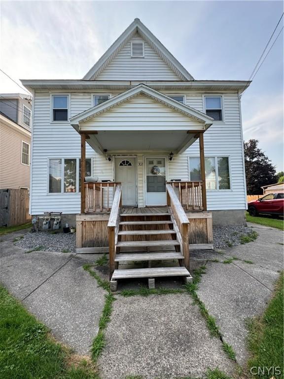 view of front of property featuring a porch