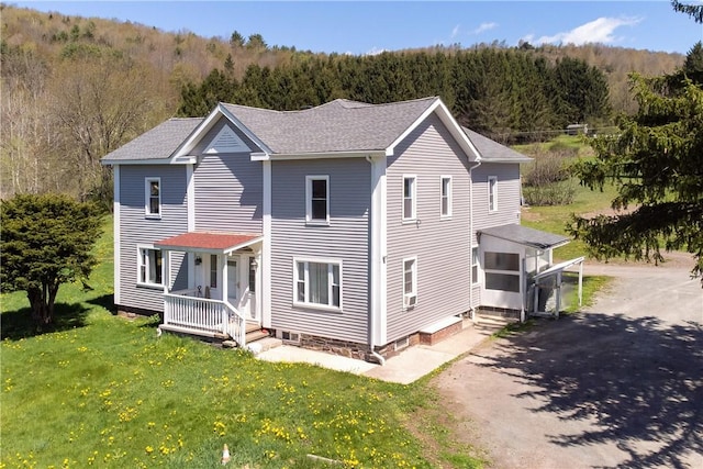 view of front facade featuring a front lawn