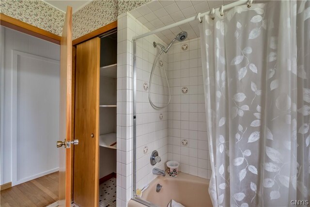 bathroom featuring shower / bath combo