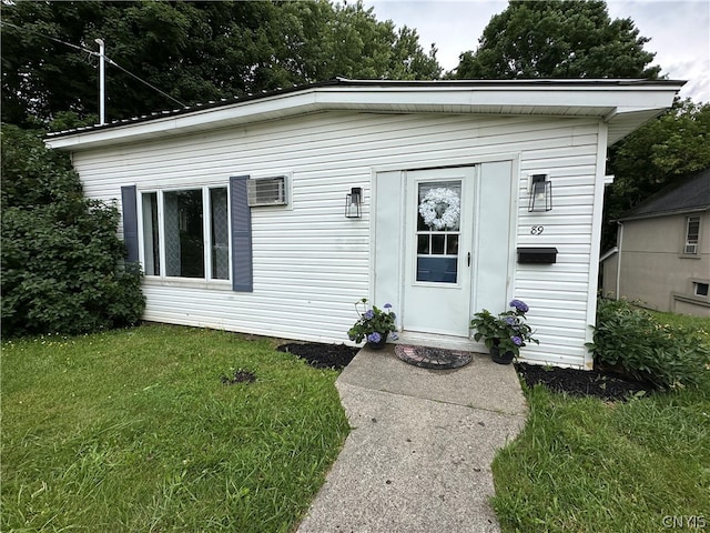 view of front of house featuring a front lawn