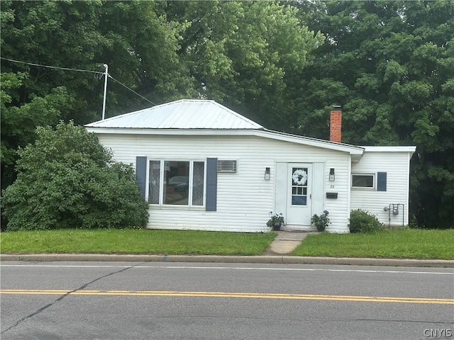 view of front facade with a front lawn