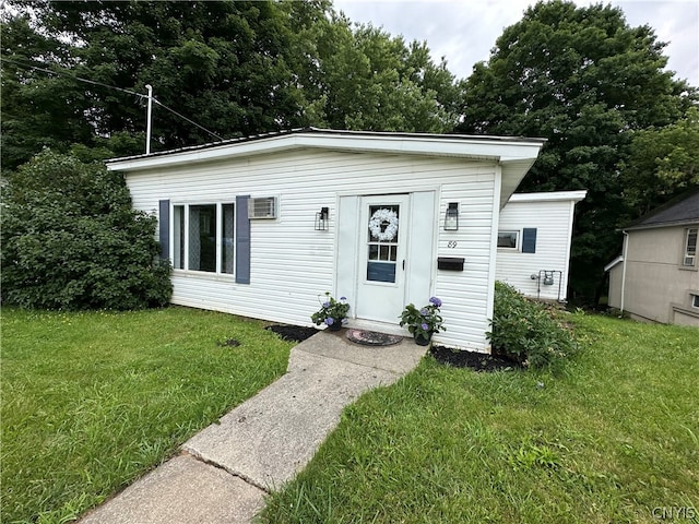 view of front facade with a front lawn