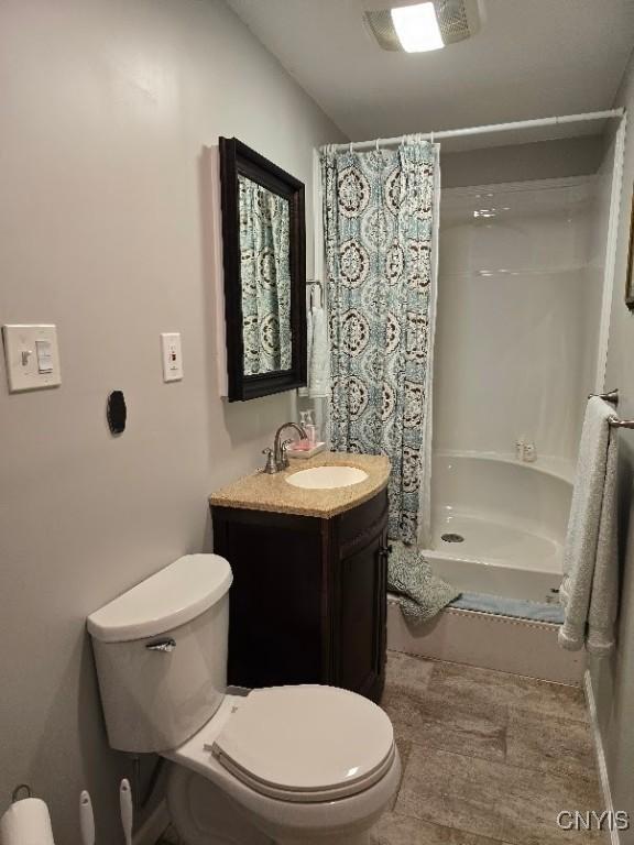 bathroom featuring a shower with curtain, vanity, and toilet