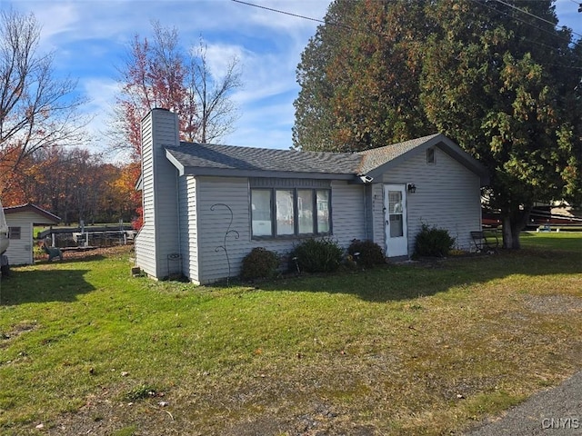 single story home with a front lawn