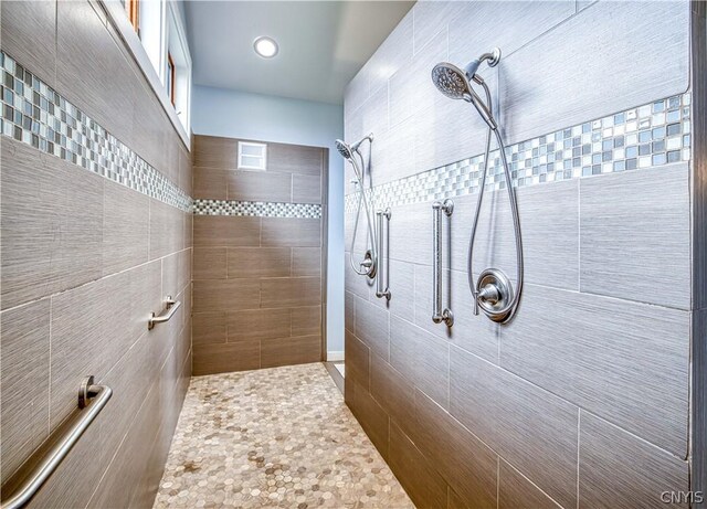 bathroom featuring a tile shower