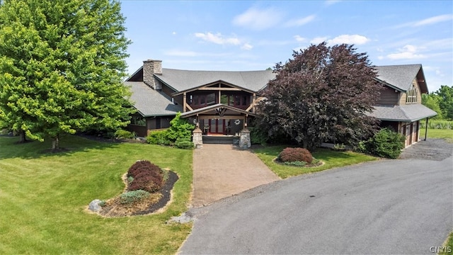 view of front of home featuring a front lawn