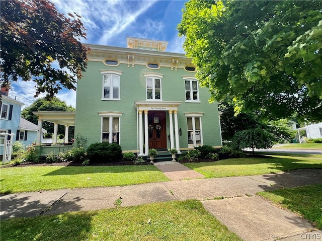 italianate-style house featuring a front lawn