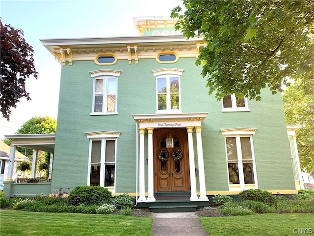 italianate home featuring a front lawn