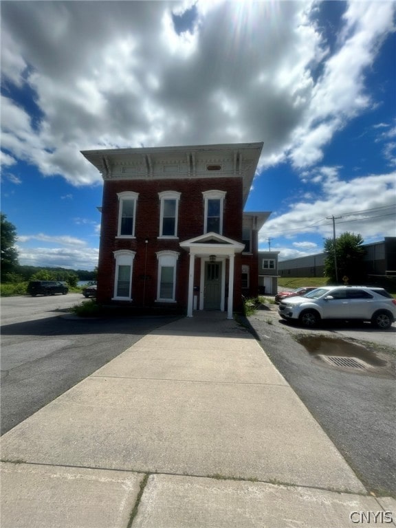 view of italianate-style house