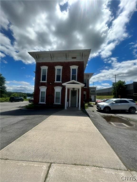 view of italianate home