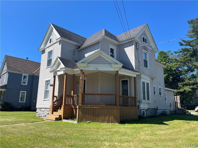 view of front of property featuring a front yard