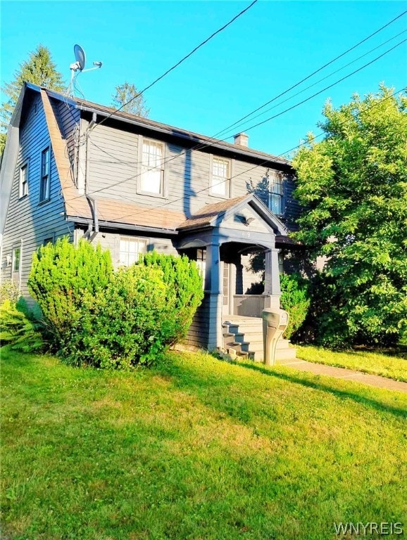 view of front facade with a front lawn