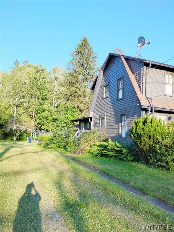 view of side of property featuring a yard