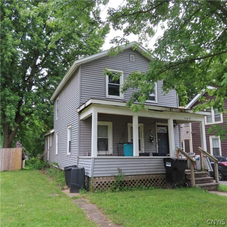 view of front facade featuring covered porch and a front yard