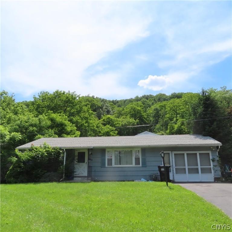 single story home featuring a front lawn