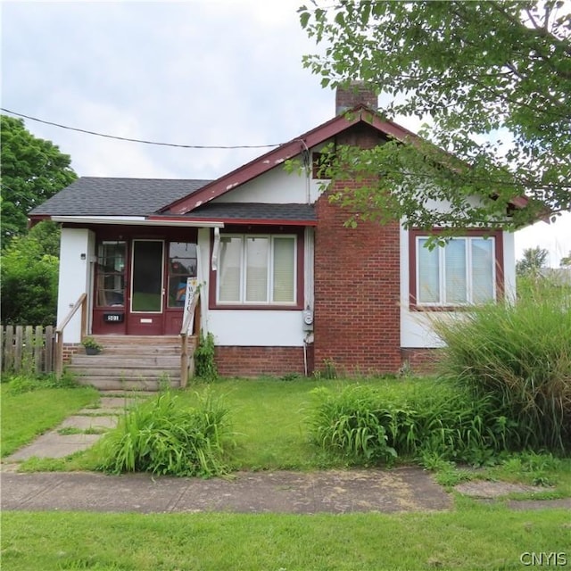 view of front facade featuring a front yard