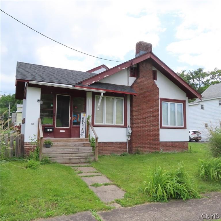 view of front of house featuring a front lawn