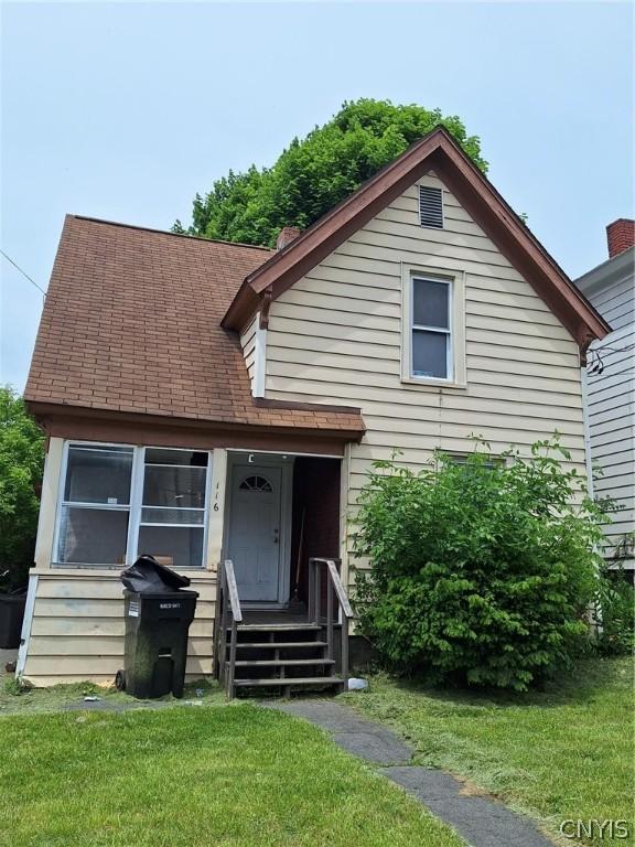 bungalow-style home featuring a front lawn