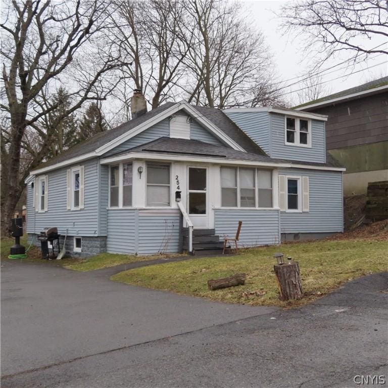 view of front of property featuring a front lawn