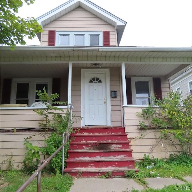 property entrance featuring a porch