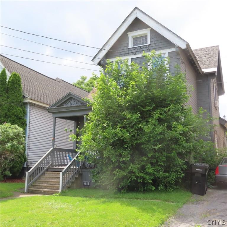 view of front of house featuring a front lawn