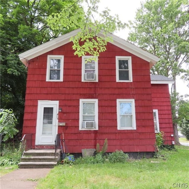 view of front of property featuring a front lawn