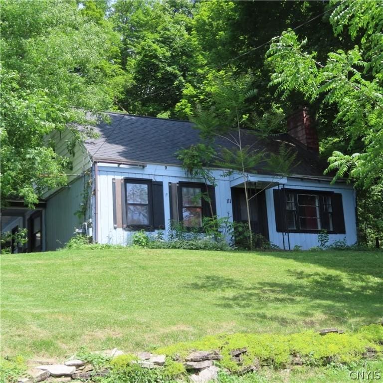 view of front facade featuring a front yard