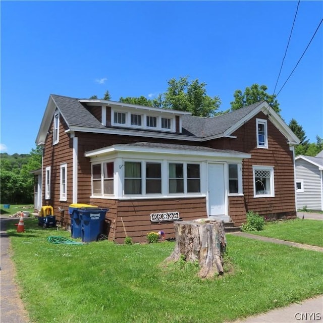 view of front of house featuring a front yard