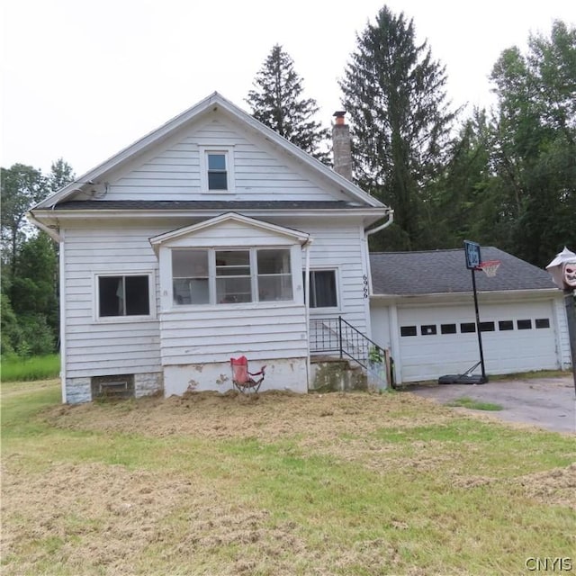 view of front of home with a front lawn