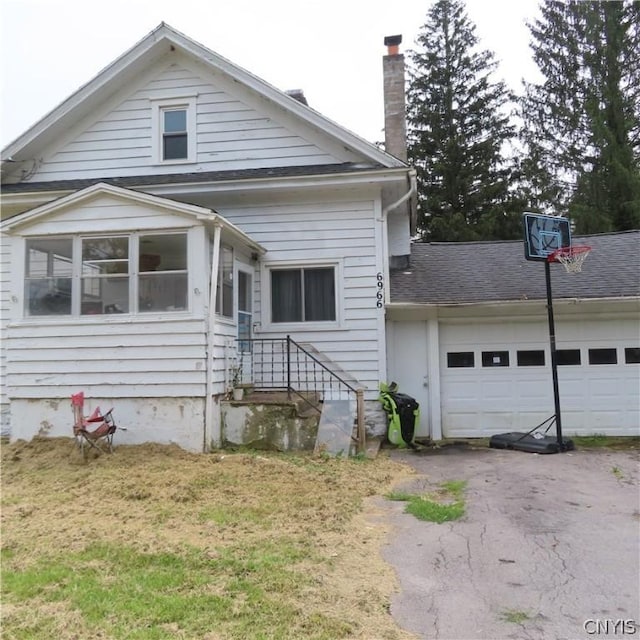 view of front of property featuring a garage