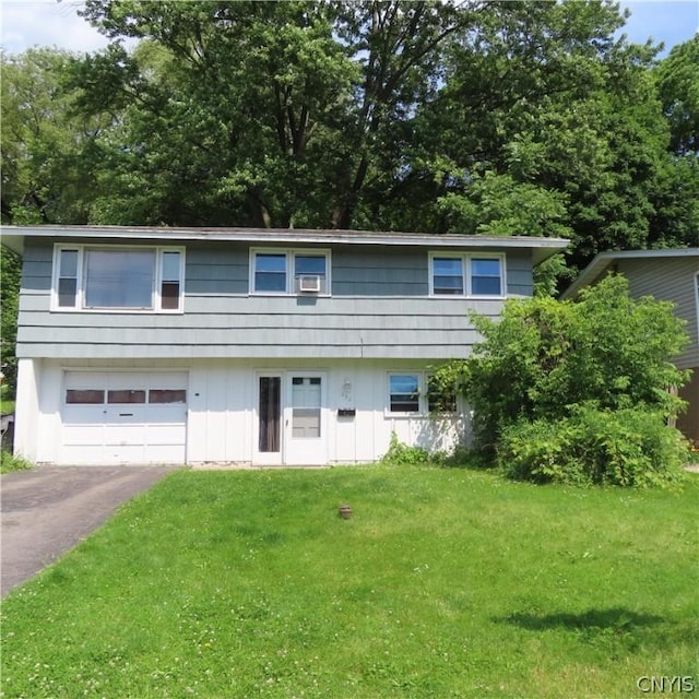 view of front facade featuring a garage and a front yard