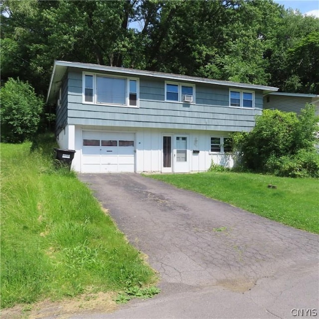 view of front of property featuring a front yard and a garage