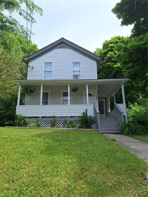 view of front facade with a front yard