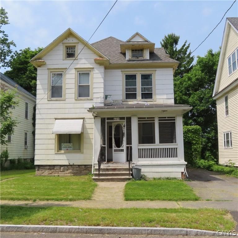 view of front of home featuring a front lawn