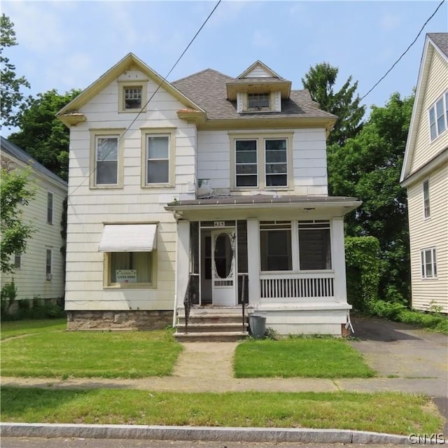 view of front of home featuring a front lawn