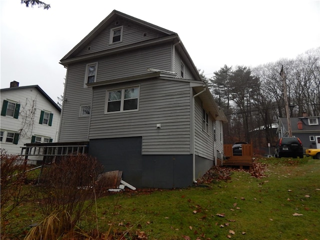 back of house featuring a lawn