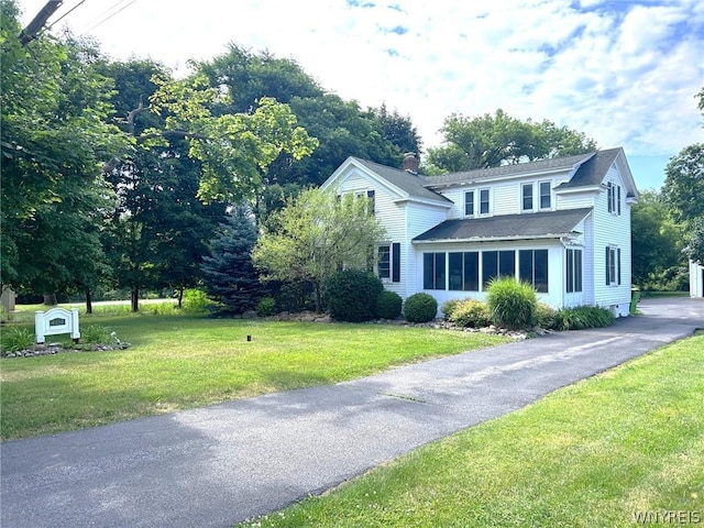 view of front of house featuring a front lawn