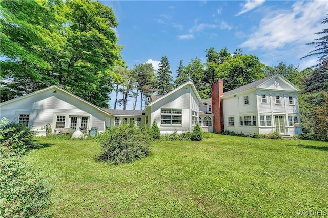 back of house featuring a lawn